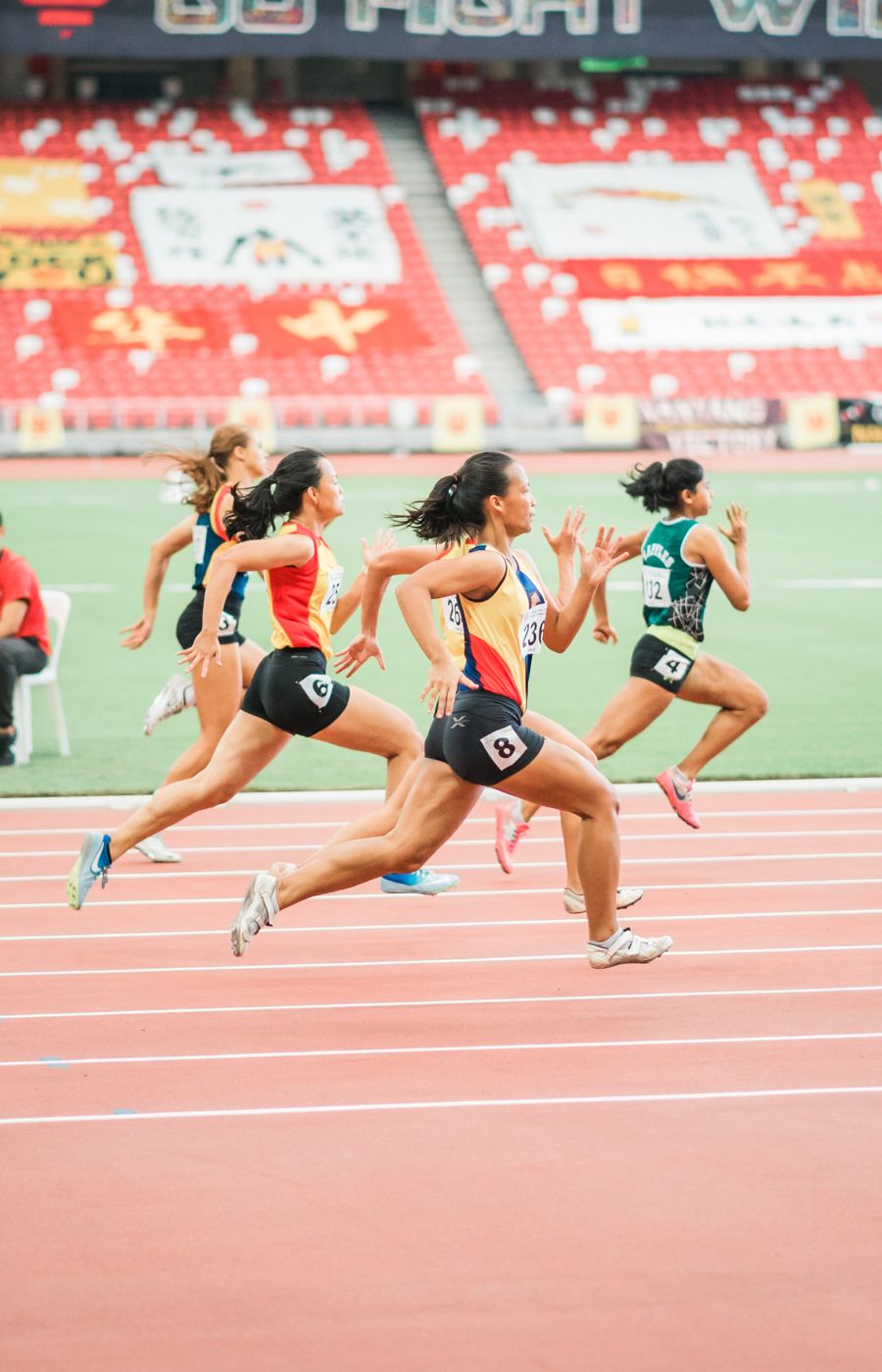 Atletas corriendo en una pista